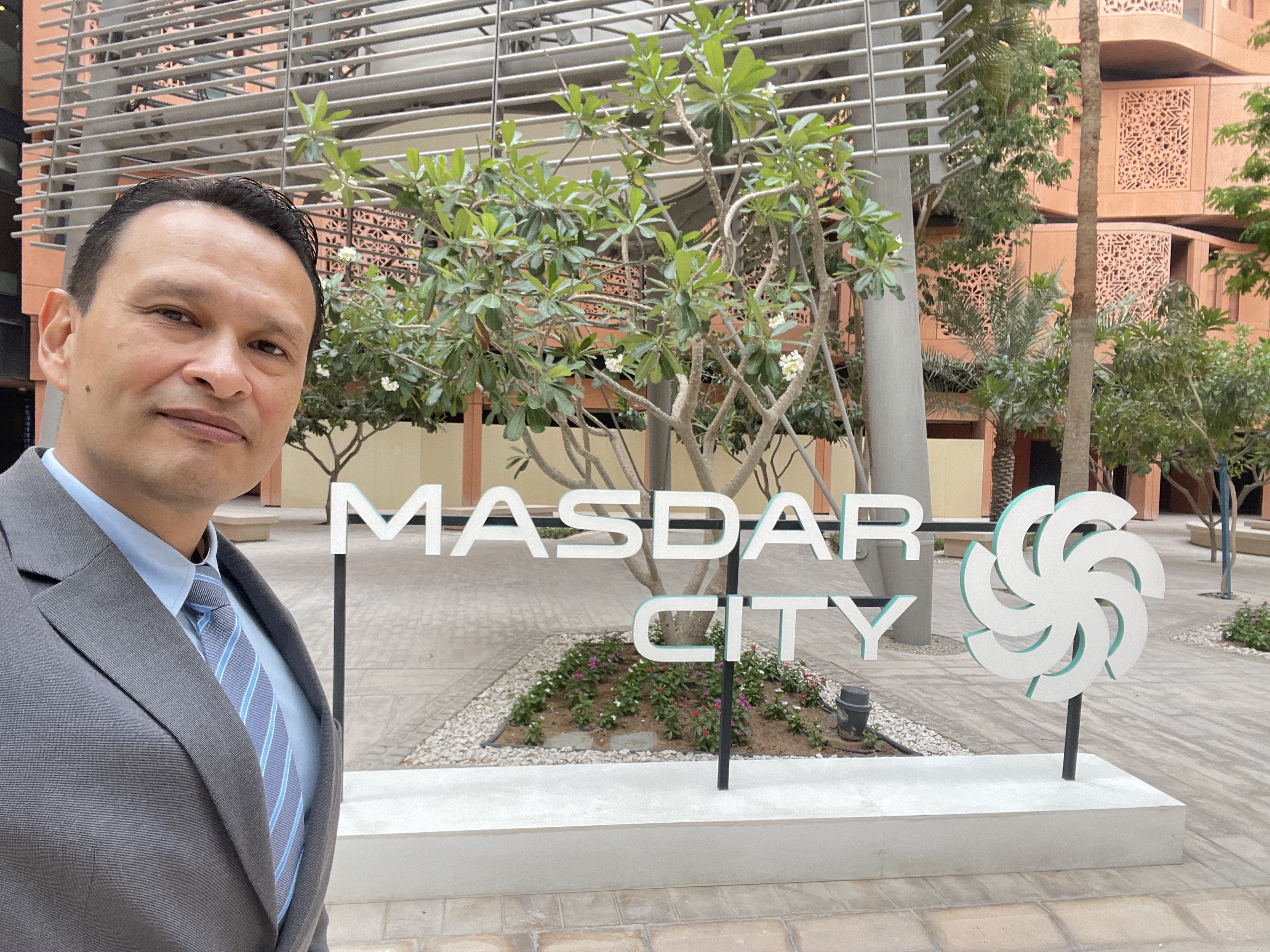 Gustavo frente al letrero de Masdar City