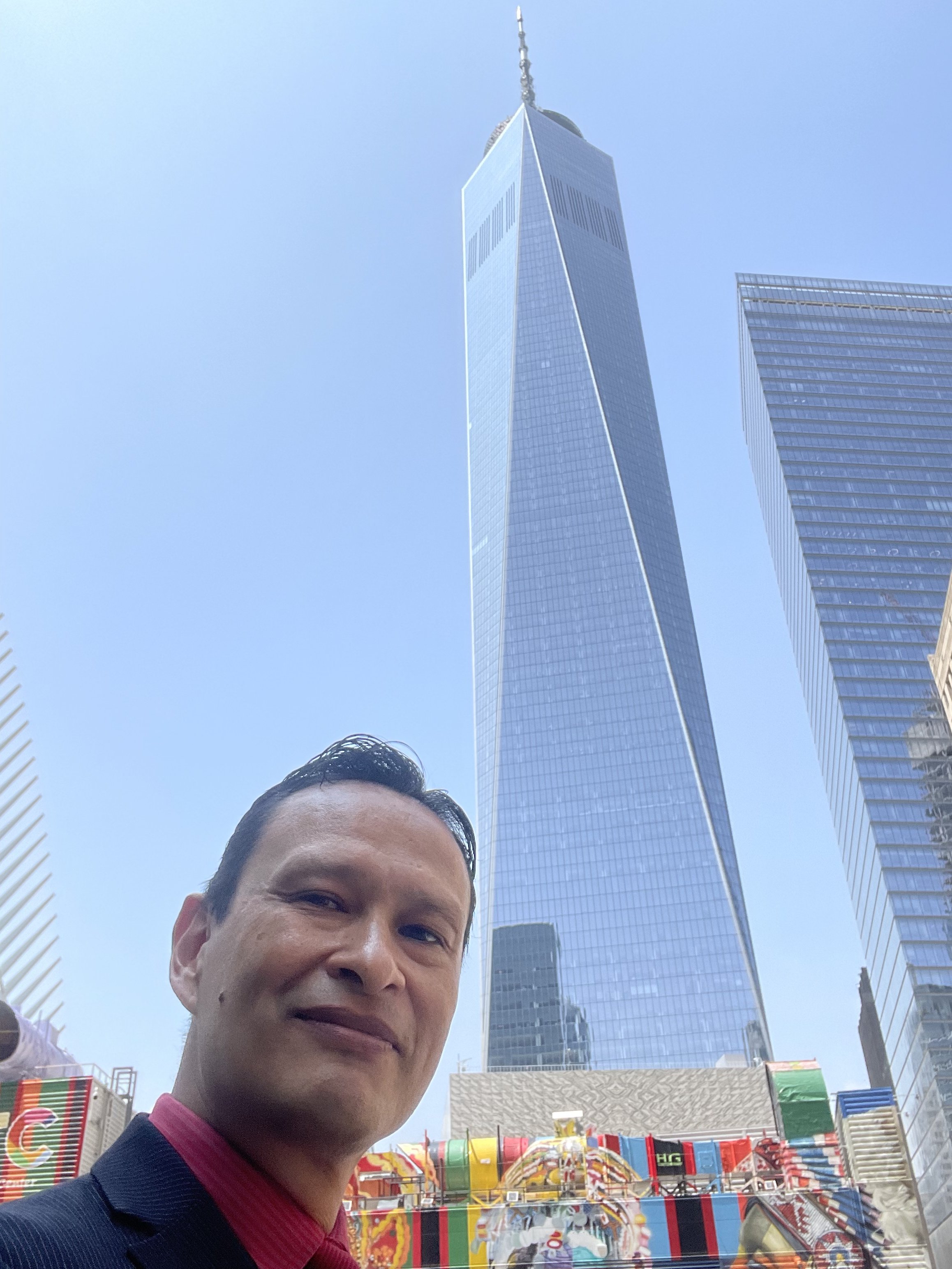 Gustavo frente al One World Trade Center, Nueva York, 2023