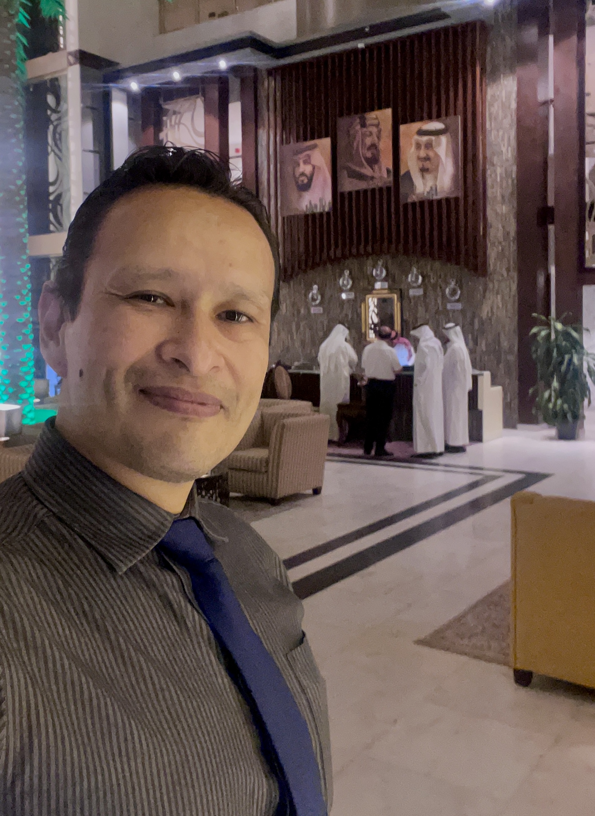 Gustavo en lobby de edificio en Hail, Arabia Saudita