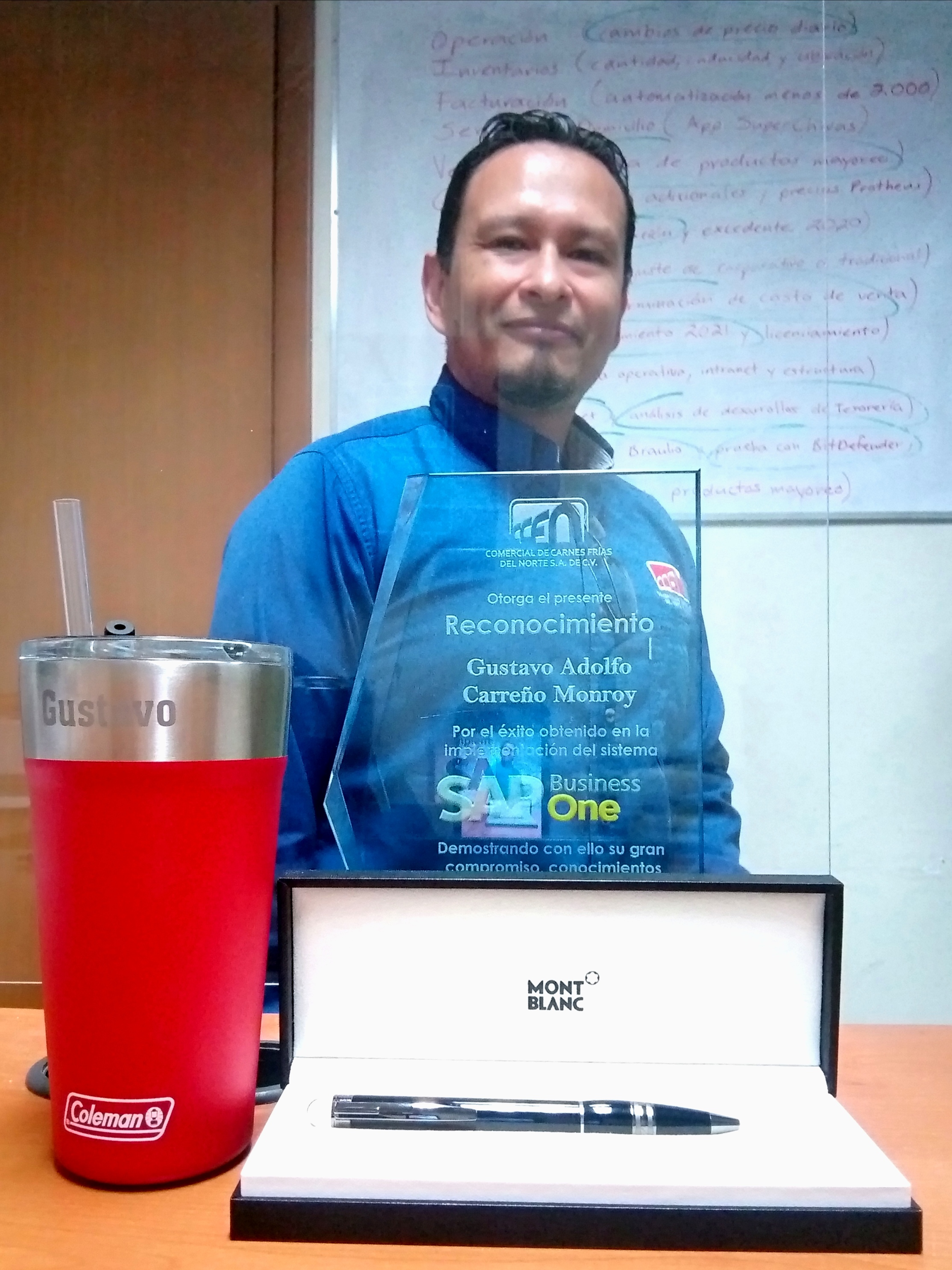Gustavo recibiendo premio SAP Business One