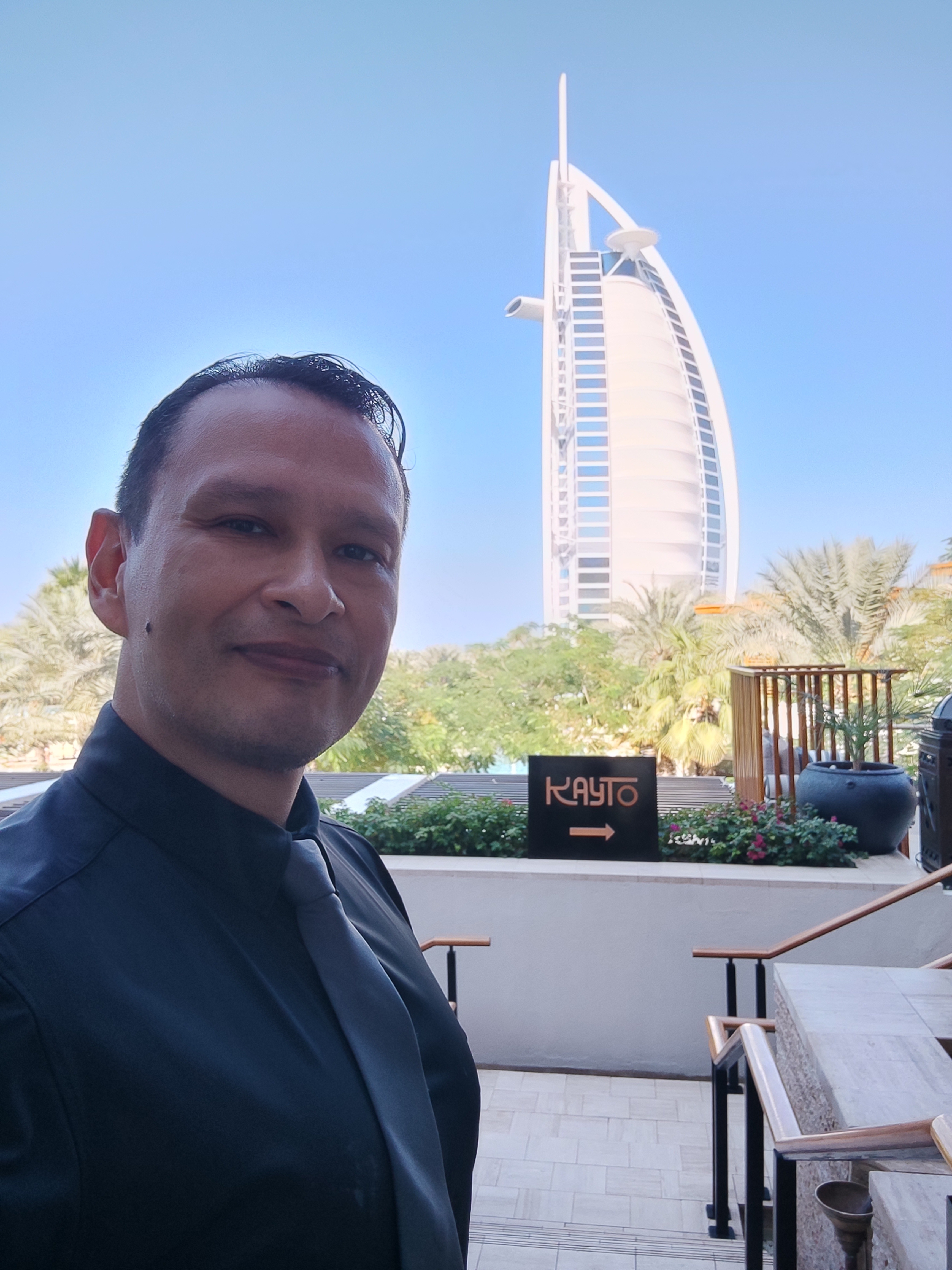Selfie de Gustavo en Dubai con Burj Al Arab de fondo