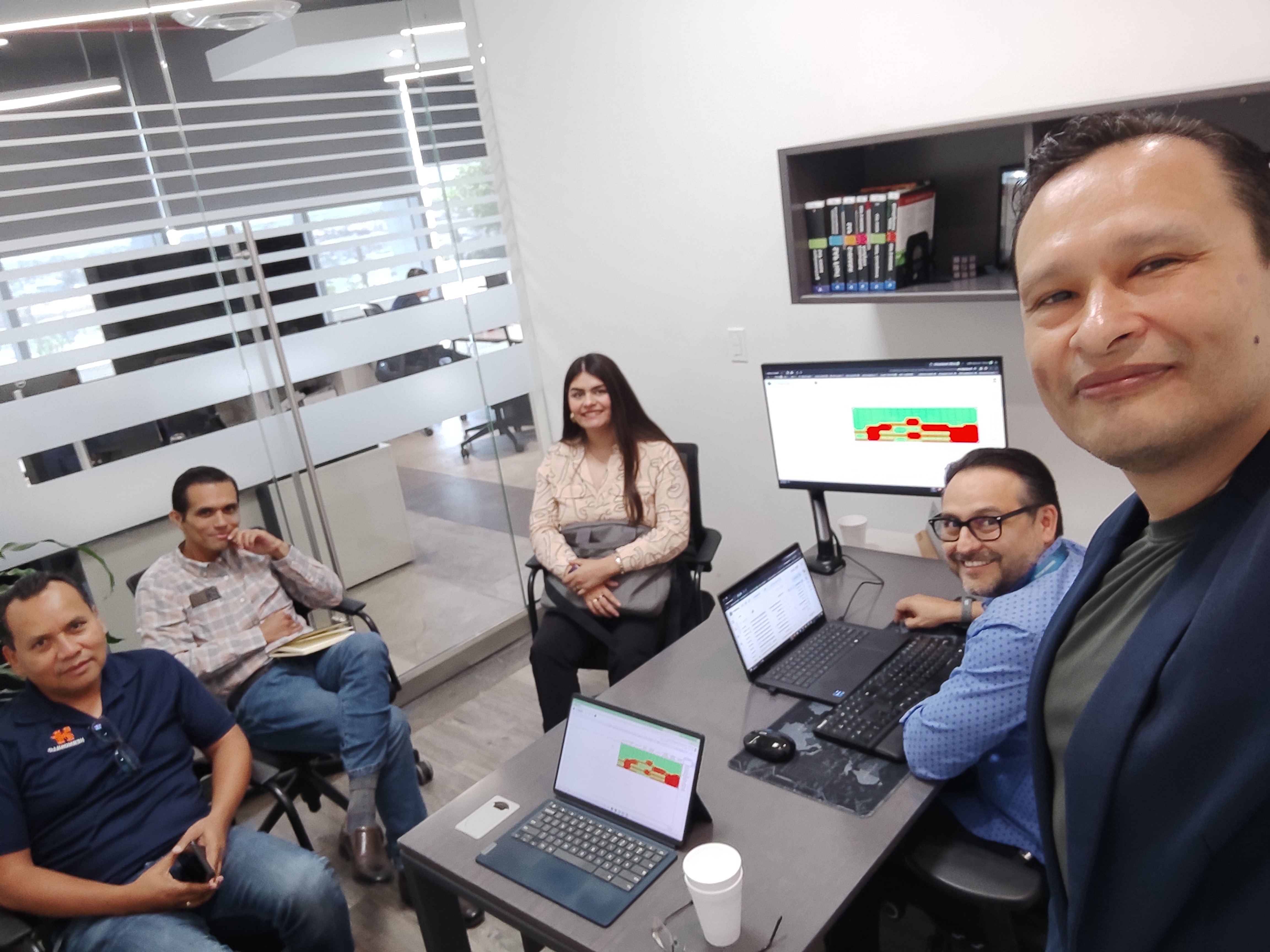 Equipo de TI de Grupo Hermosillo en reunión, mayo 2024