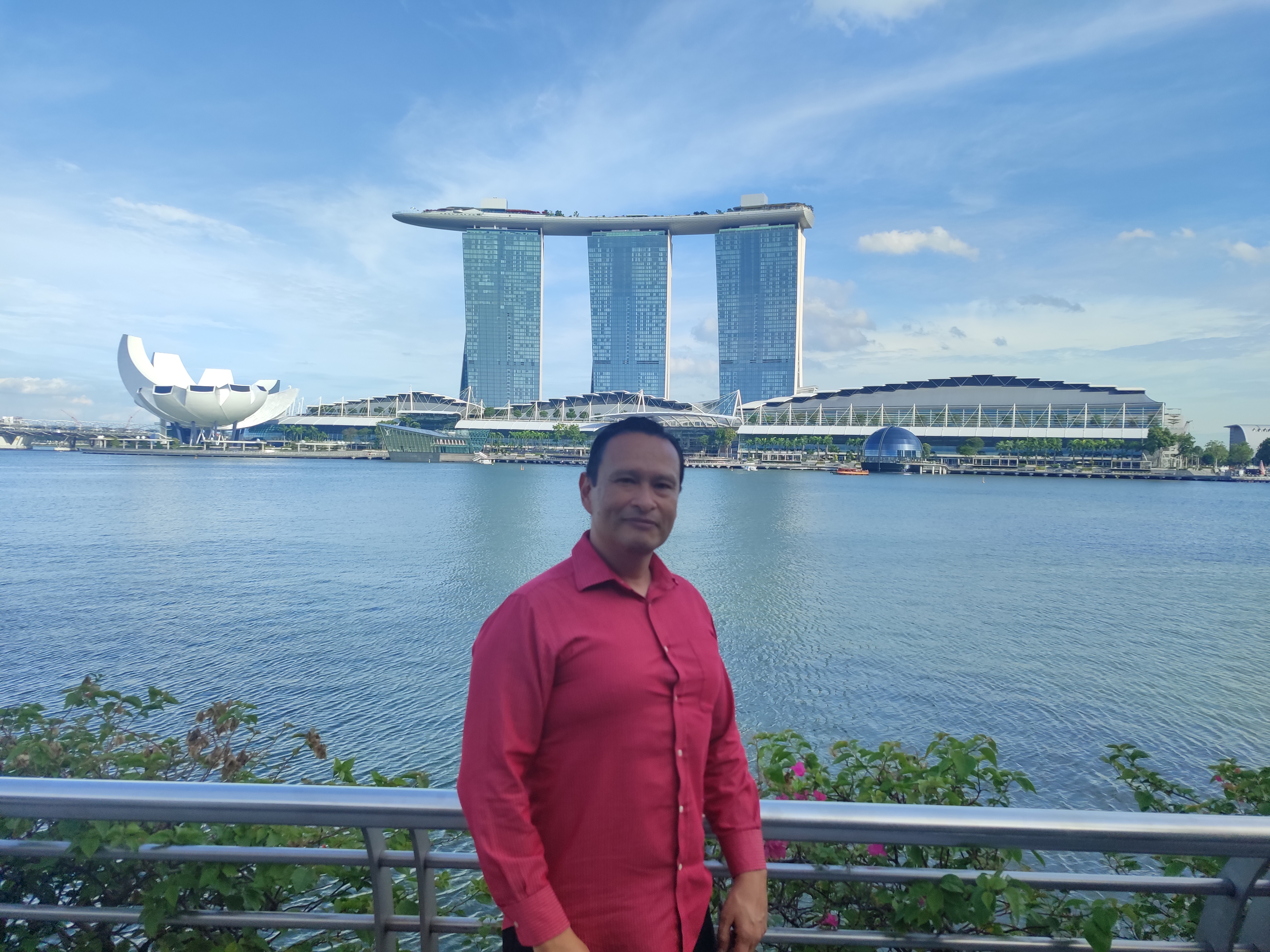 Marina Bay Sands en Singapur con camisa roja