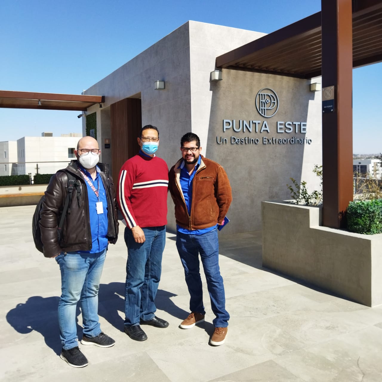 Gustavo y equipo en Punta Este frente al letrero de Grupo Hermosillo